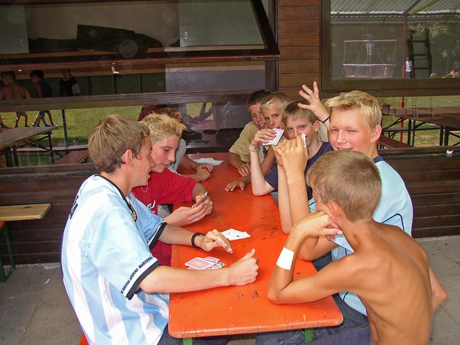 Bild: Jungs spielen Karten