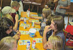 Bild: Kinder spielen Bingo