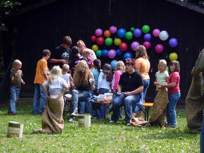 Bild: Waldheimfest – Kinder beim Sackhüpfen